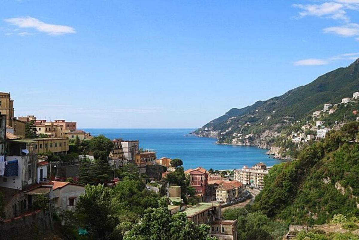 una città su una collina con l'oceano sullo sfondo