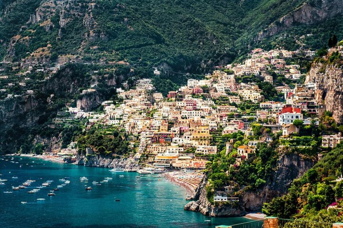 una vista di una città sul fianco di una montagna