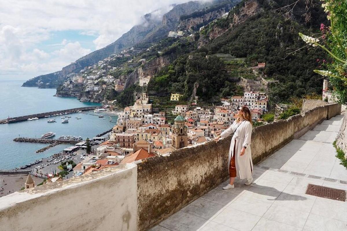 una donna in piedi su una sporgenza che guarda una città