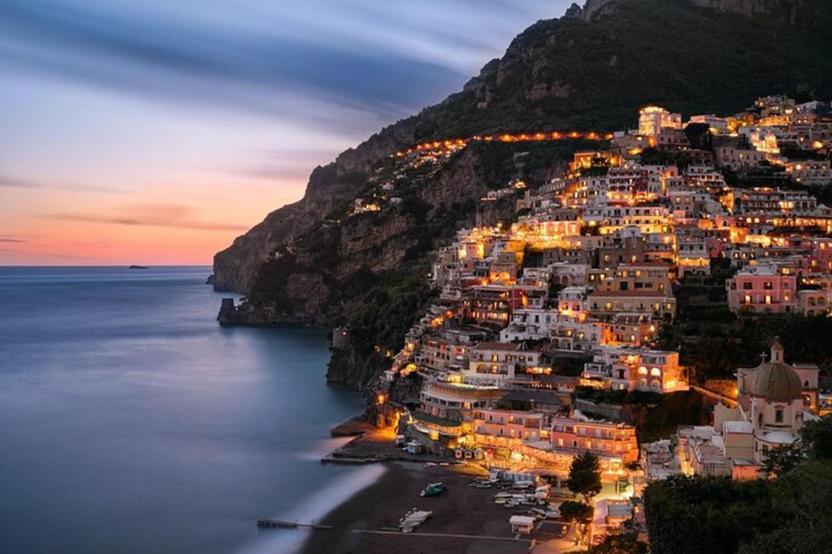 una città sul fianco di una montagna di notte