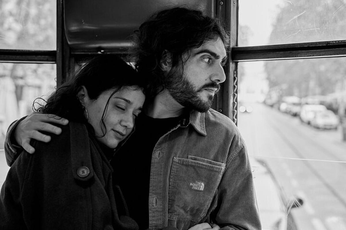 un bărbat și o femeie care stau într-un autobuz