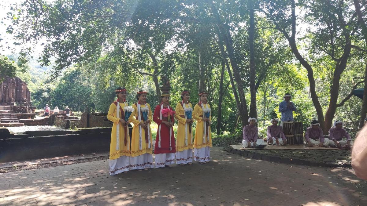 公園に立っているドレスを着た女性のグループ