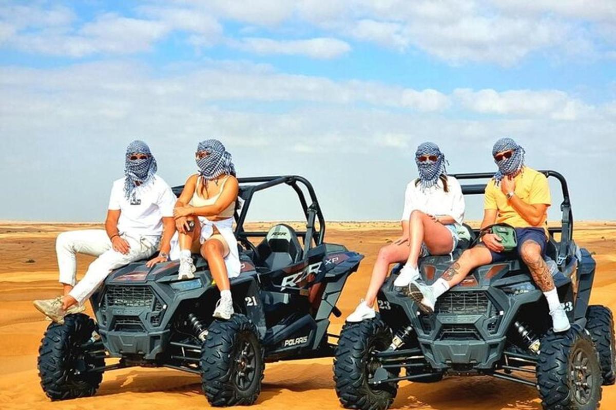 un gruppo di quattro persone che guidano quad nel deserto