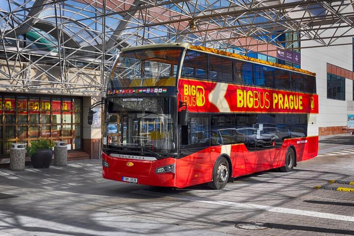 un autobus rosso a due piani parcheggiato davanti a un edificio