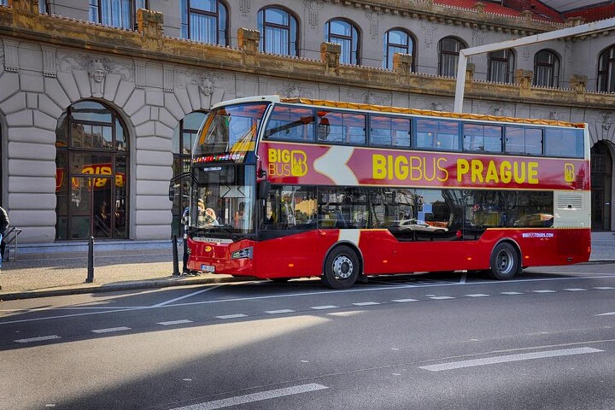 un autobus a due piani parcheggiato davanti a un edificio