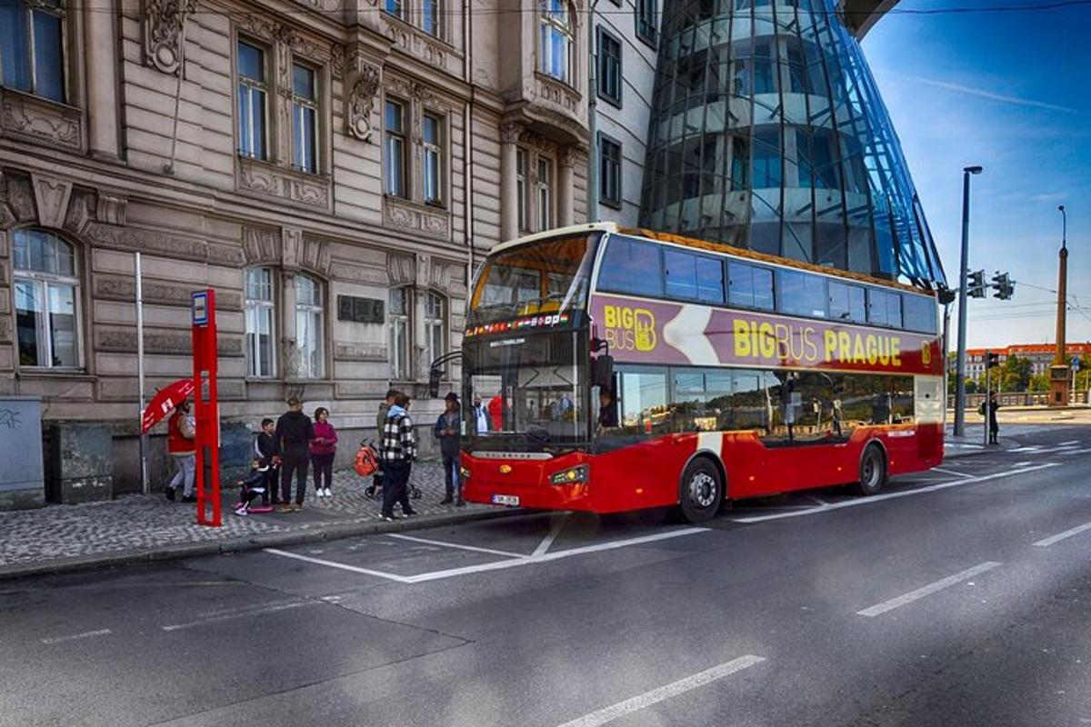 un autobus rosso a due piani parcheggiato davanti a un edificio