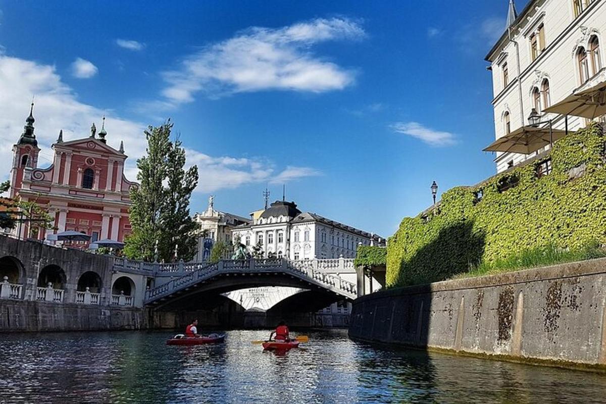due persone in canoa su un fiume con un ponte
