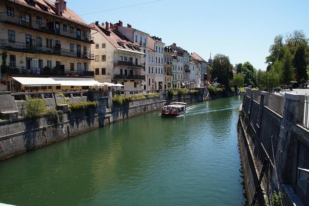 una barca che naviga lungo un fiume in una città
