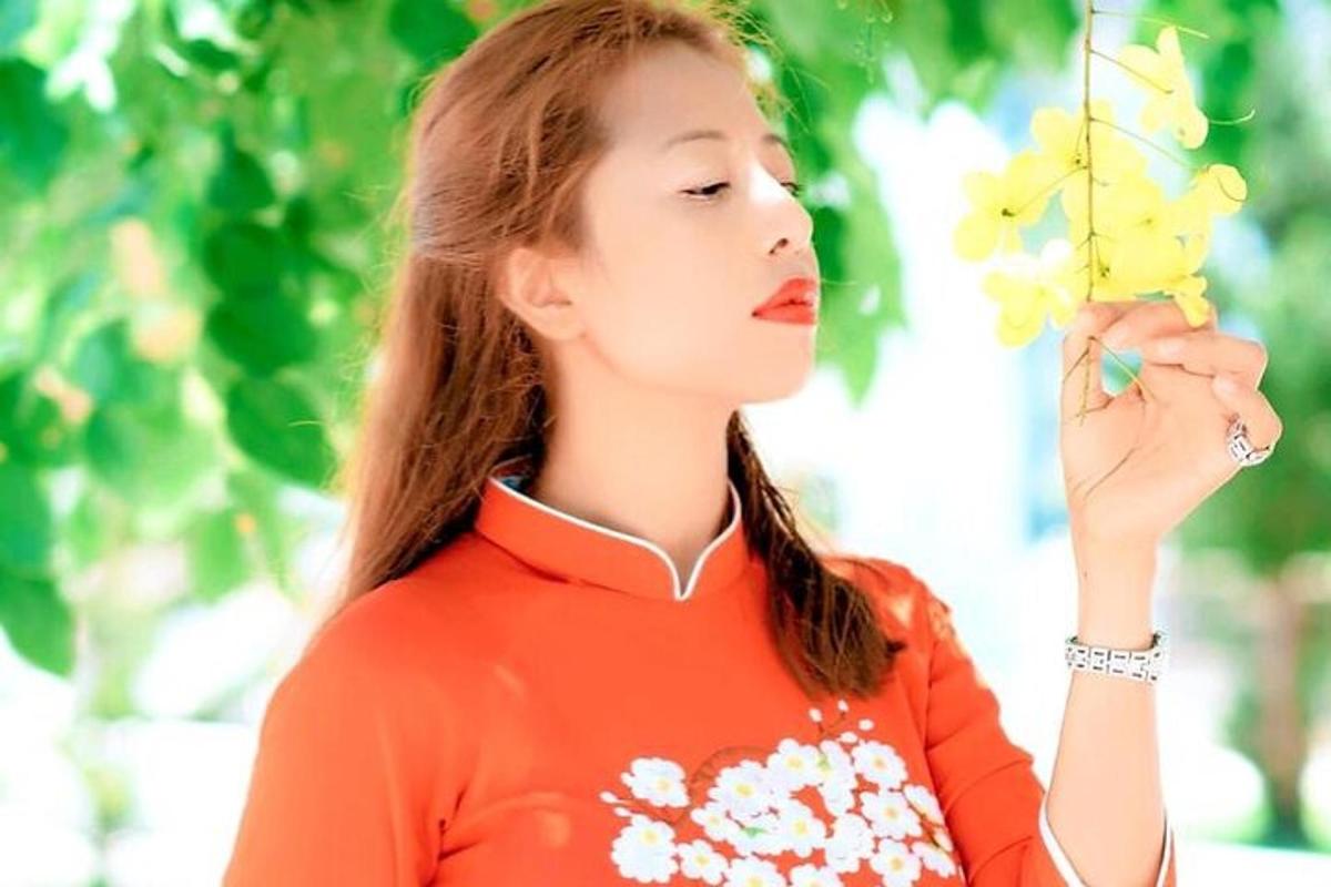 una mujer joven sosteniendo un ramo de flores