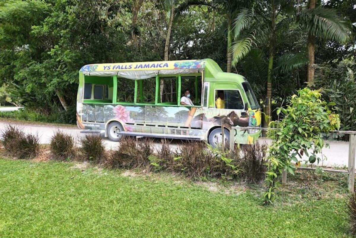 un camioncino di cibo parcheggiato sul ciglio di una strada