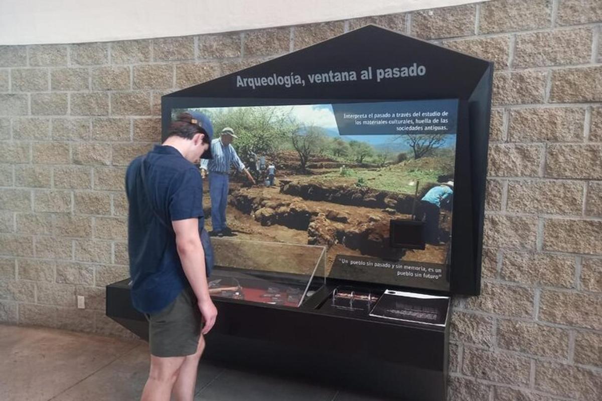 un uomo che guarda un espositore in una vetrina