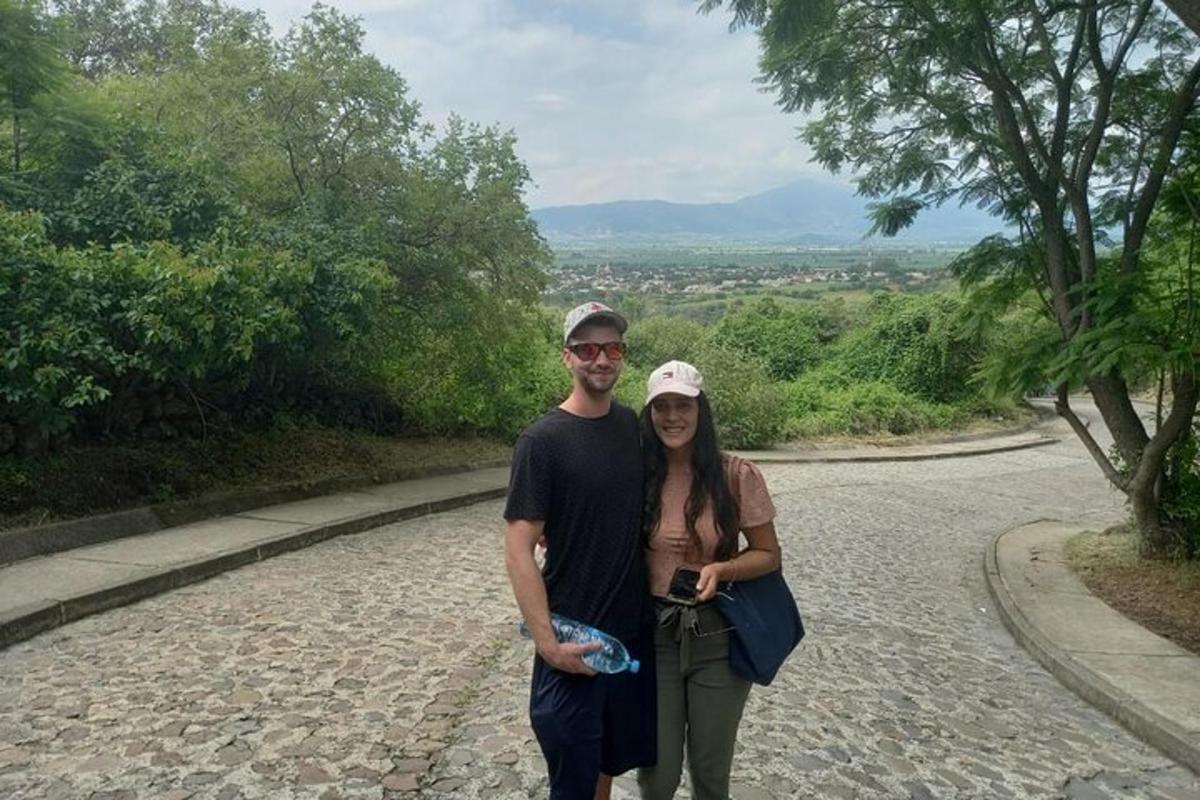 un uomo e una donna in piedi su una strada