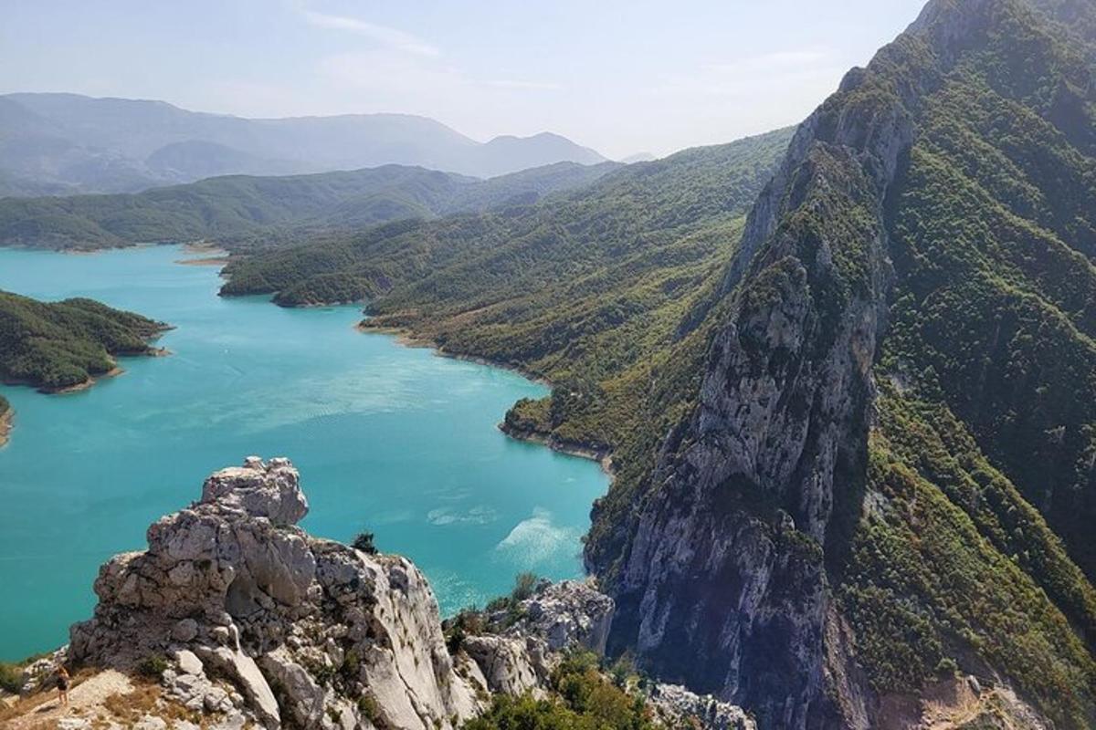o vedere a unui râu de pe un munte