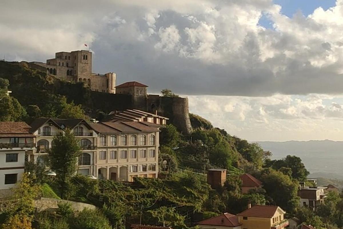 Un edificio en una colina con un castillo encima.