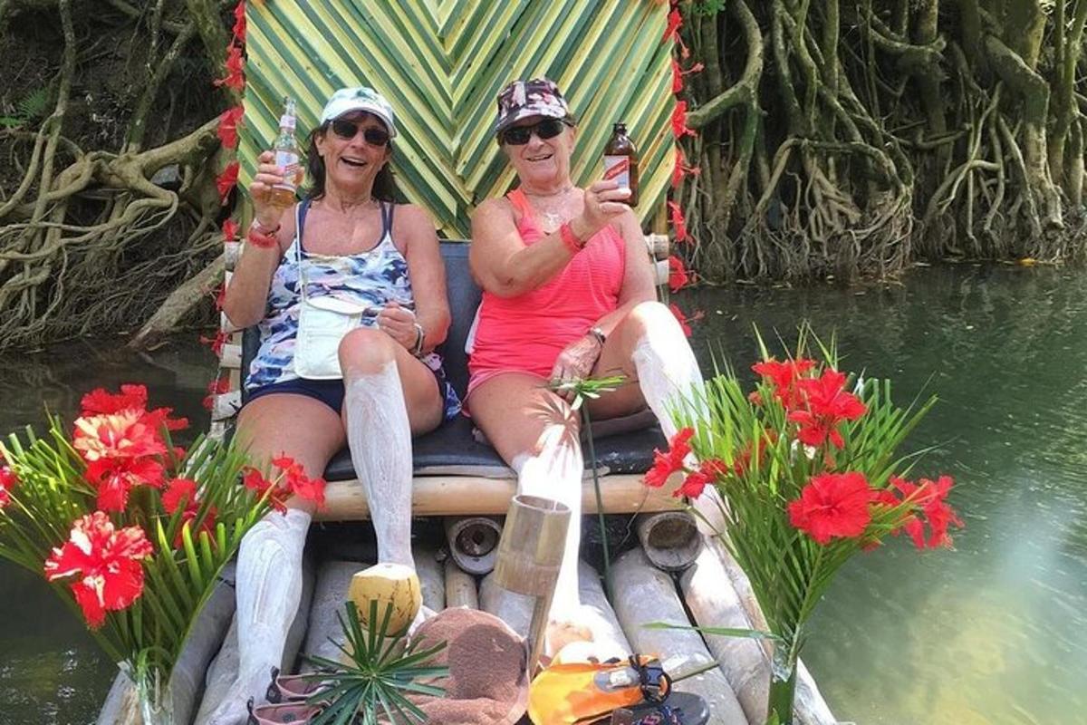 duas mulheres sentadas em uma jangada na água
