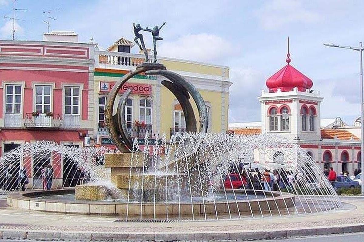 a fountain in the middle of a city