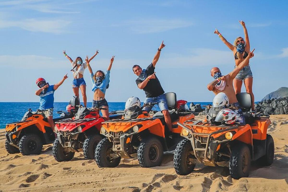 un grup de persones en quads a la platja