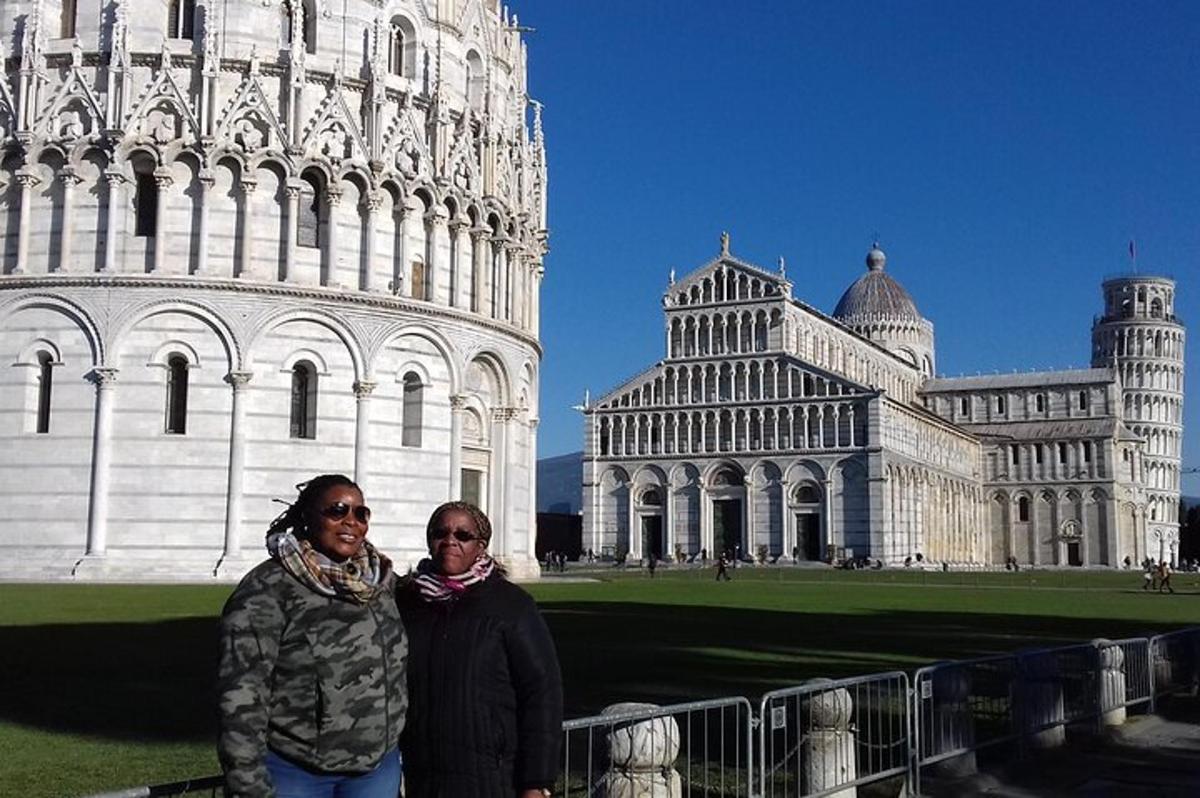 due donne in piedi davanti alla torre pendente