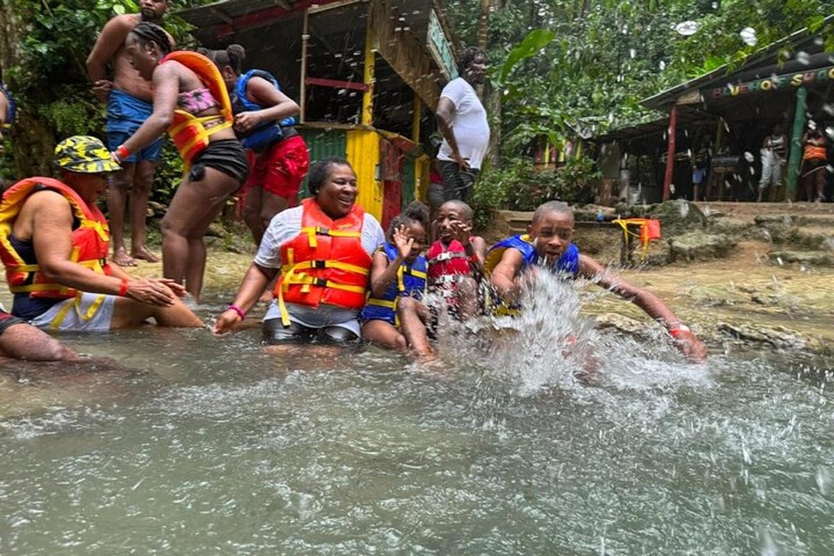 sekumpulan orang bermain air