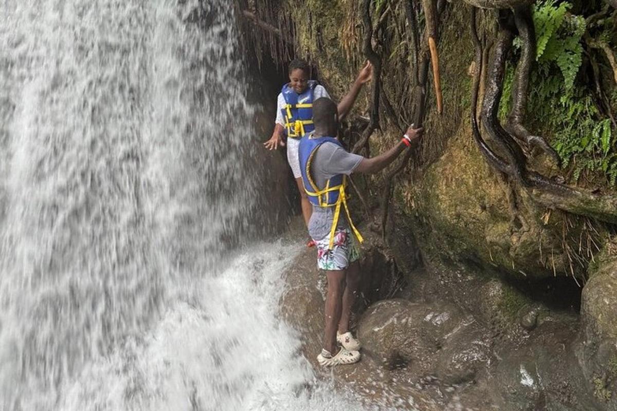 seorang lelaki berdiri di tepi air terjun