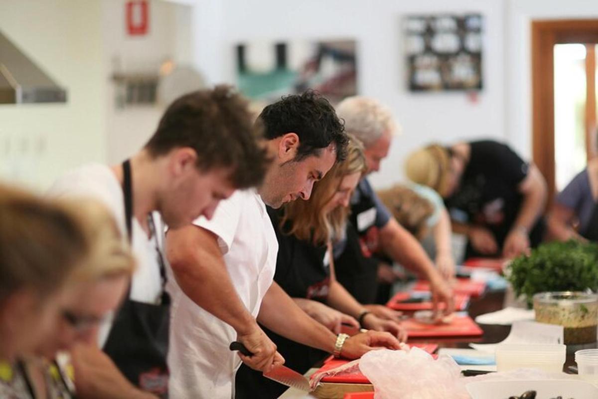 Un grupo de personas preparando comida en un buffet.