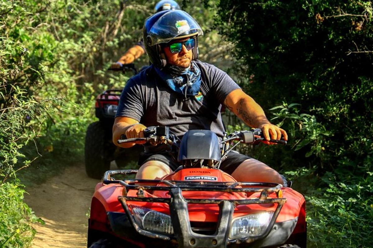 Un hombre que viajaba en un vehículo de cuatro ruedas por un camino de tierra