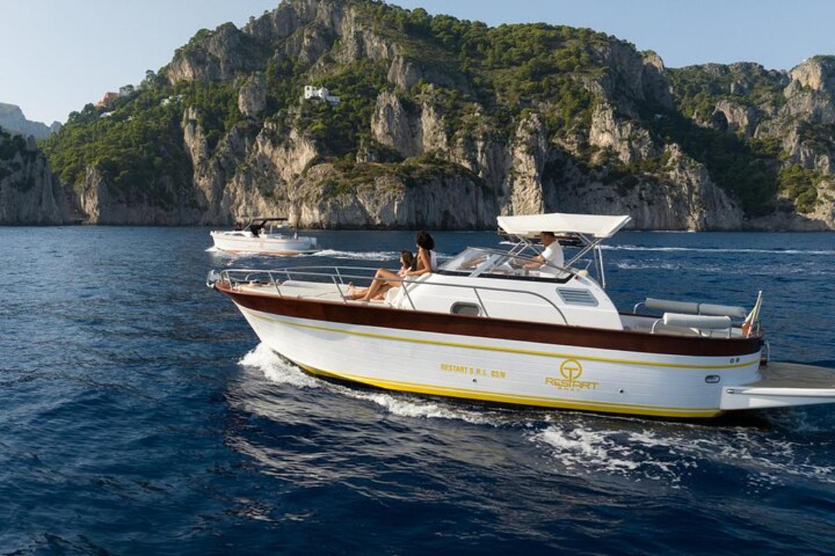 due persone su una barca in acqua