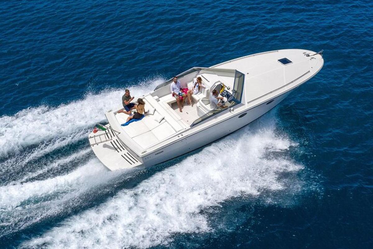 un gruppo di persone su una barca in acqua