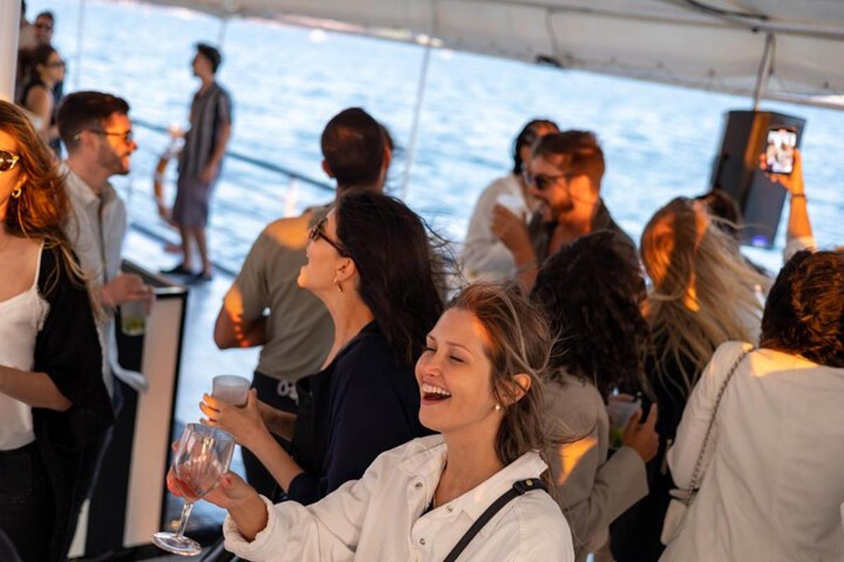 un grup de persones en un vaixell bevent vi