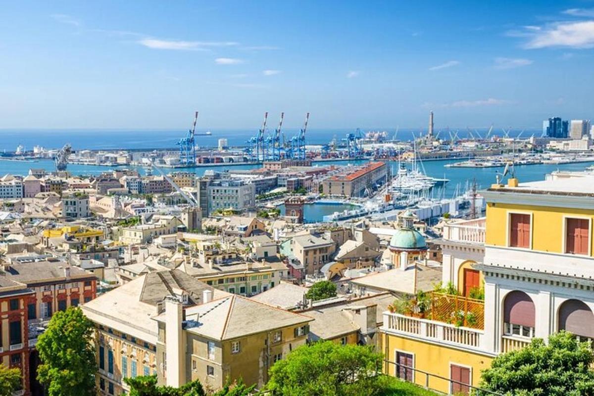 una vista di una città con barche in acqua