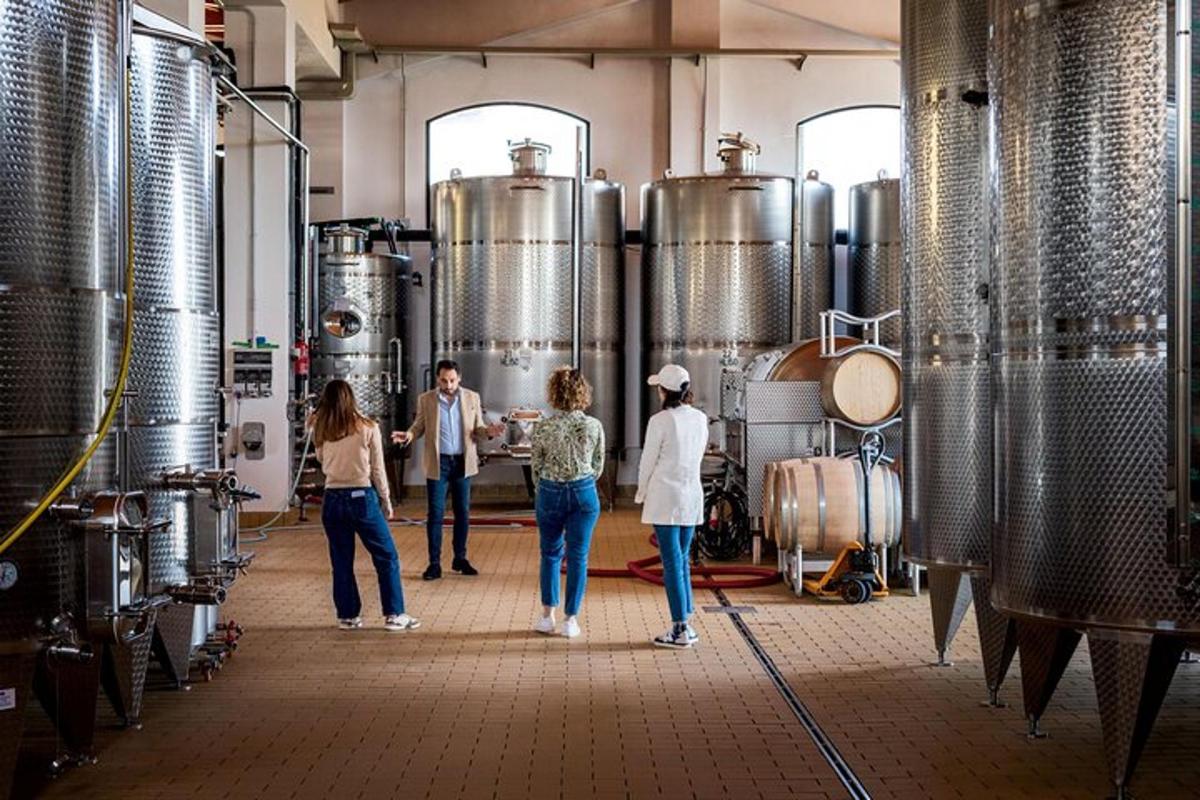 um grupo de pessoas em pé em uma cervejaria