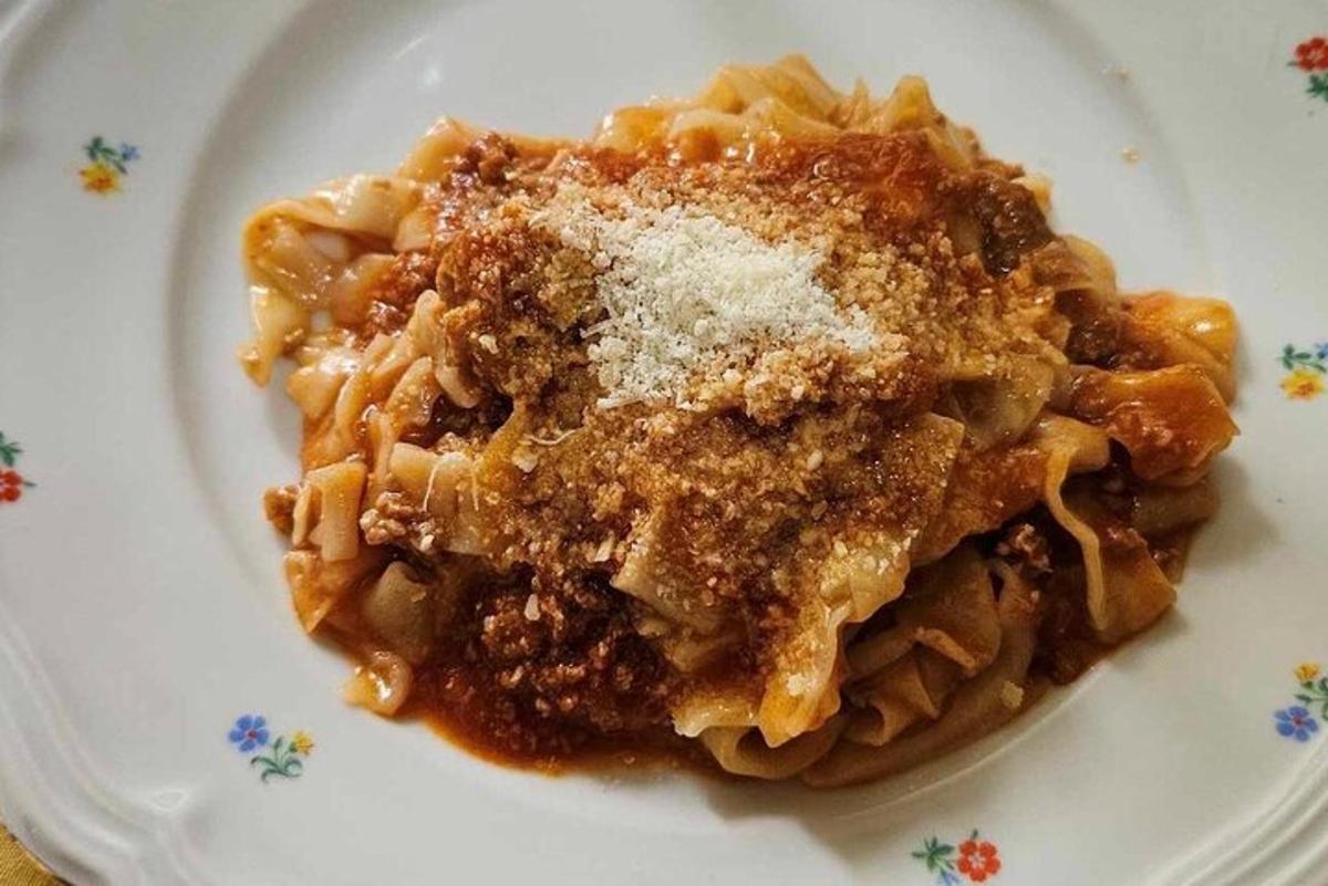 Un plato de pasta con azúcar glas encima