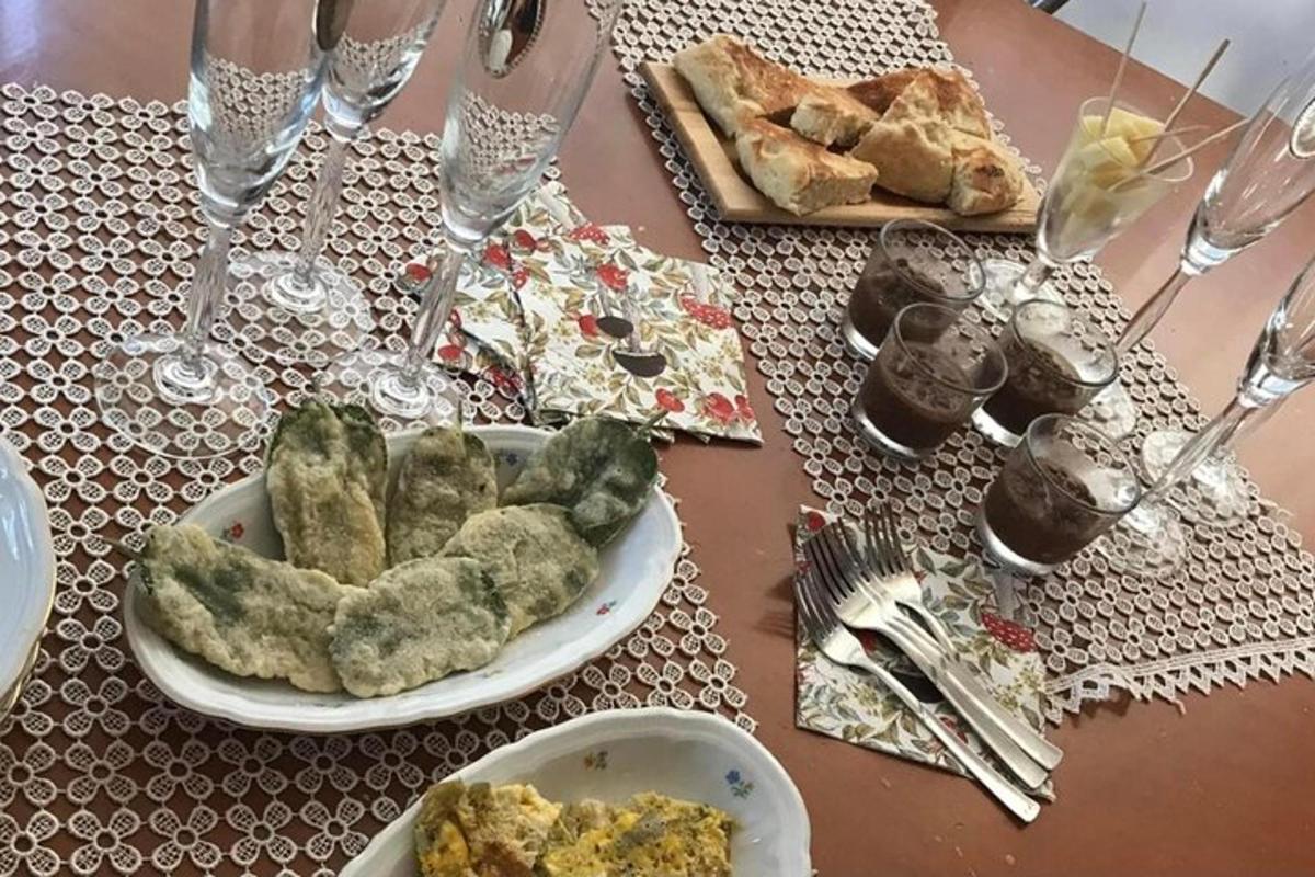stůl s talířem jídla a sklenicemi na víno