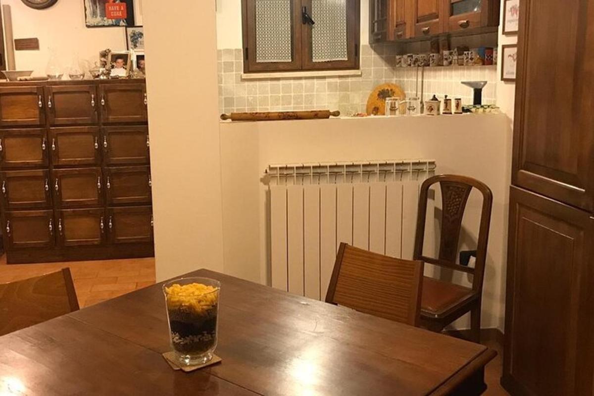 dřevěný stůl s nápojem na něm v kuchyni