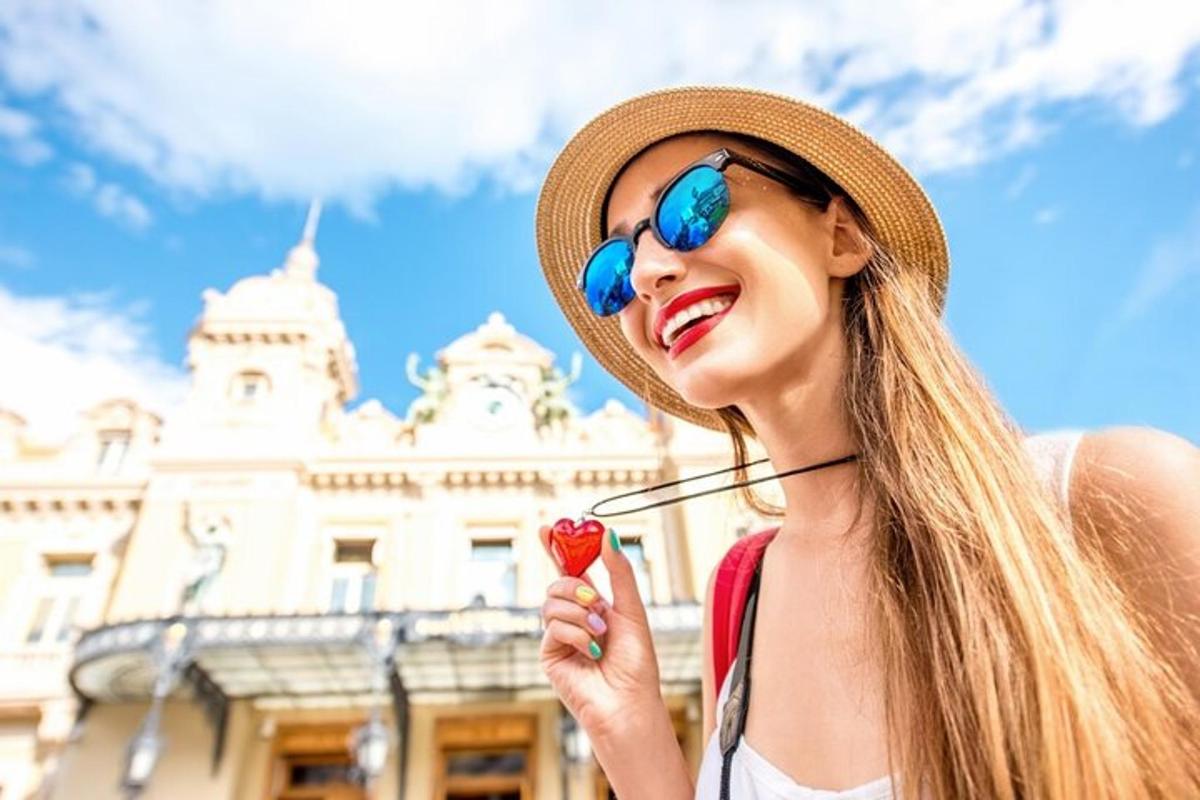 una donna che indossa un cappello e occhiali da sole mentre mangia un cono gelato