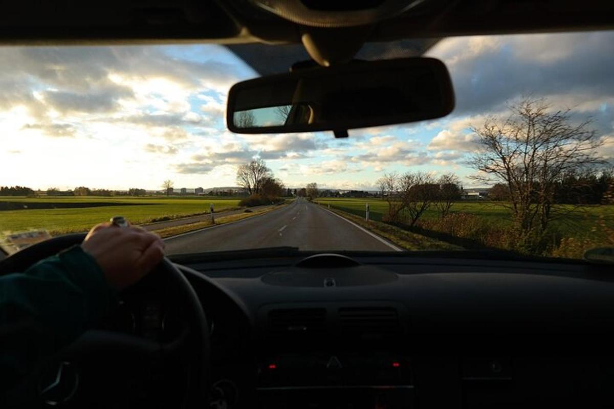 osoba řídící auto na silnici
