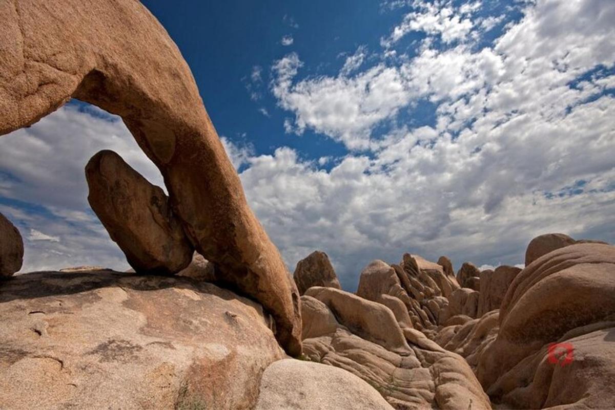un groupe de rochers avec un ciel et des nuages