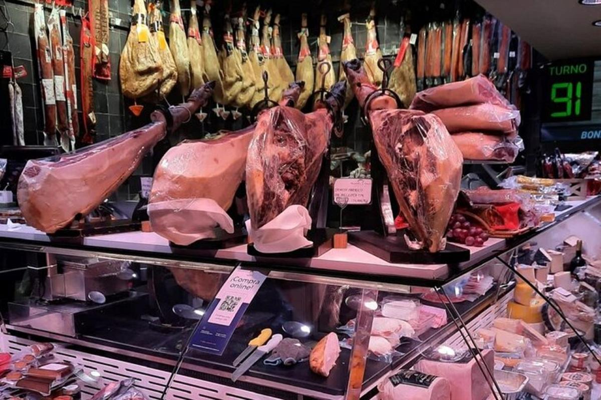 витрина у продавници са месом и другим месом