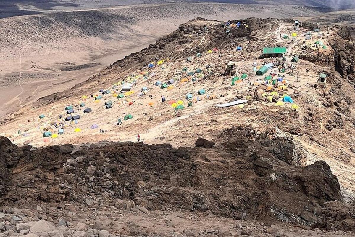 hópur fólks á fjallstoppi
