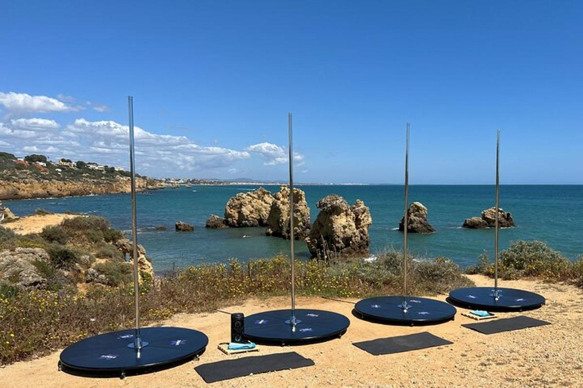 una filera de coixinets blaus a la part superior d'una platja