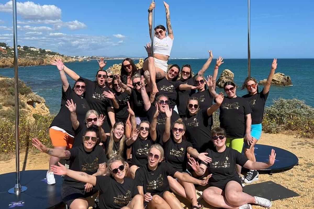 sekelompok orang berpose untuk foto di pantai