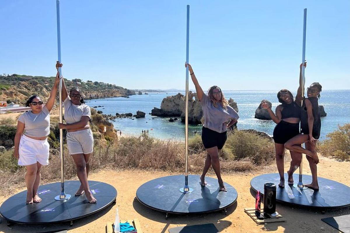 un grup de dones dempeus sobre taules de surf