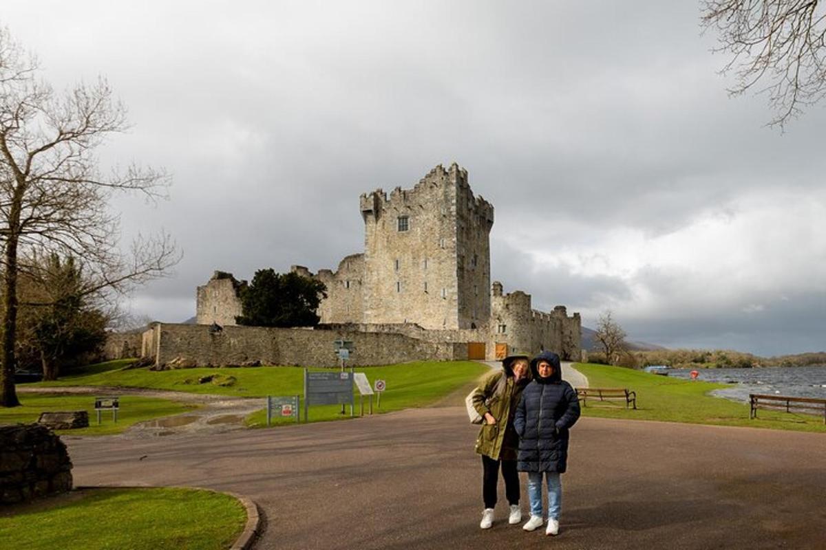 due donne in piedi davanti a un castello
