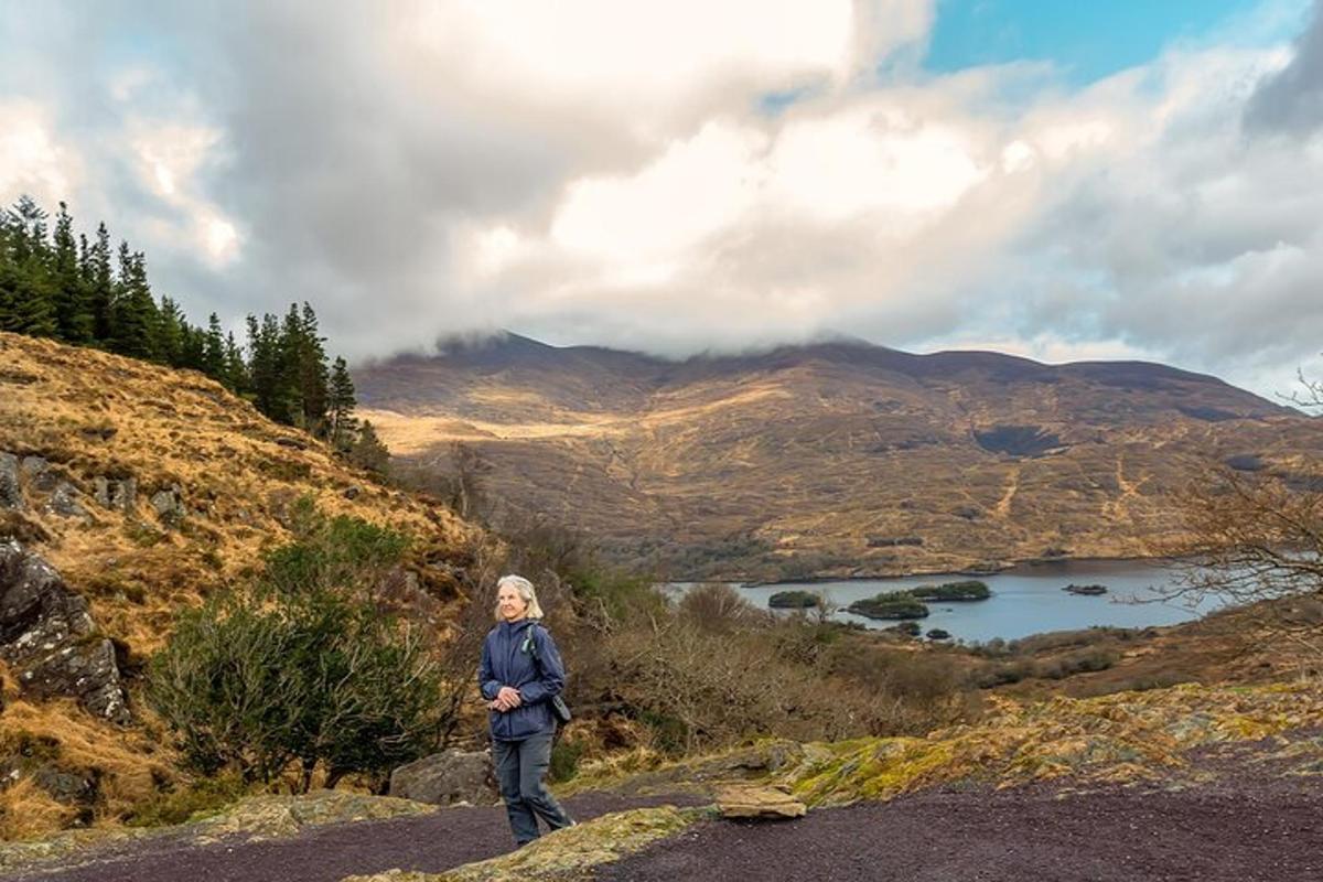 una donna in piedi su una collina che domina un lago