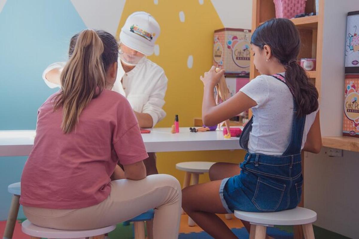 hai cô gái và một người đàn ông đang ngồi ở bàn