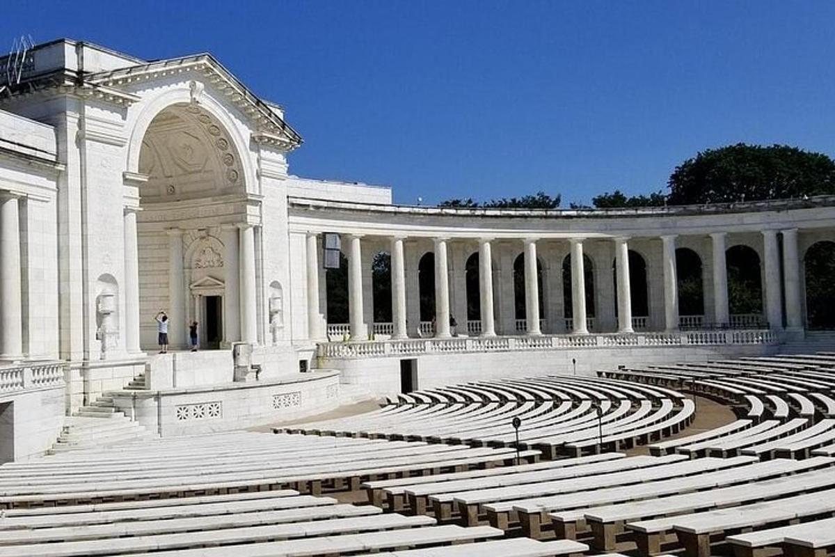 un amphithéâtre vide dans un grand bâtiment blanc