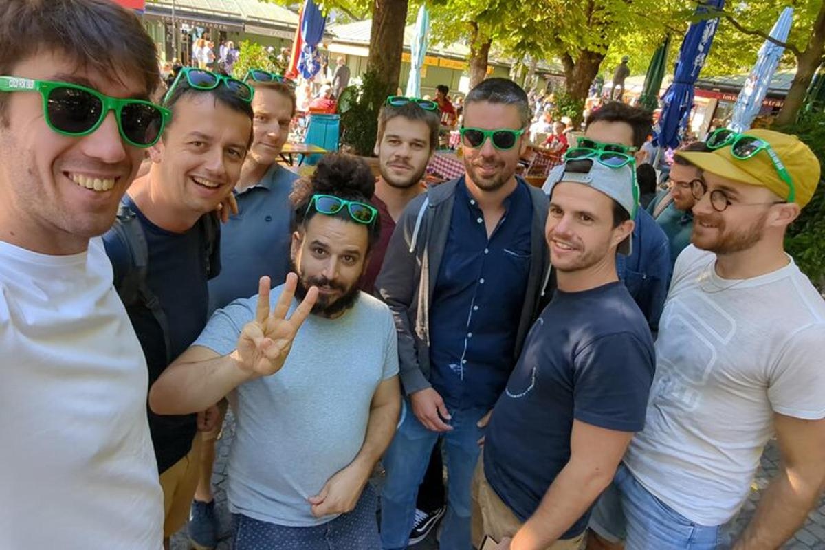 un gruppo di uomini posa per una foto