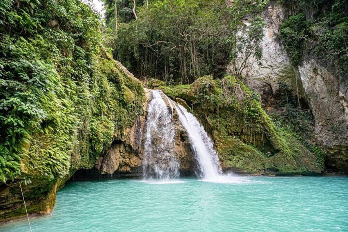 una cascata in mezzo a una pozza d'acqua