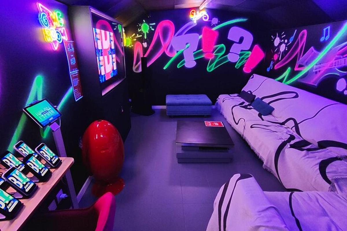 una stanza con un divano e una TV con luci al neon