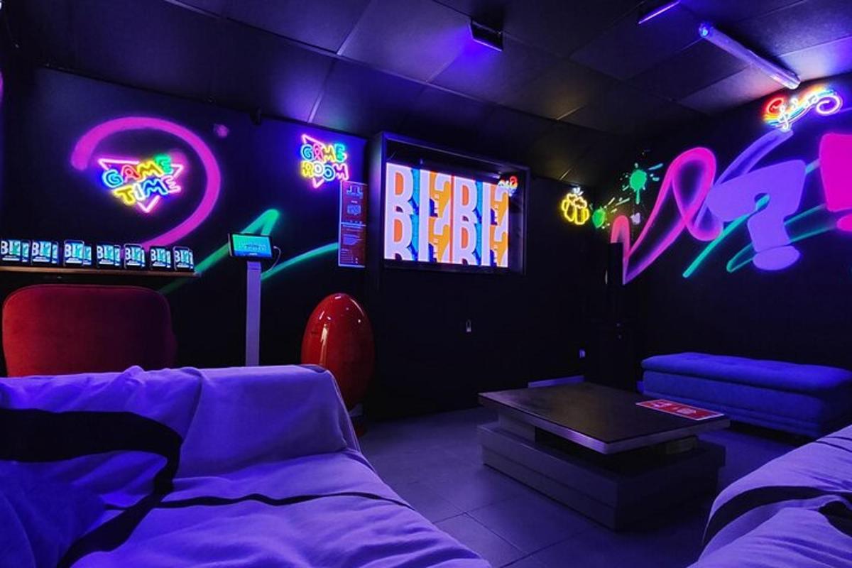 un soggiorno con un divano e insegne al neon